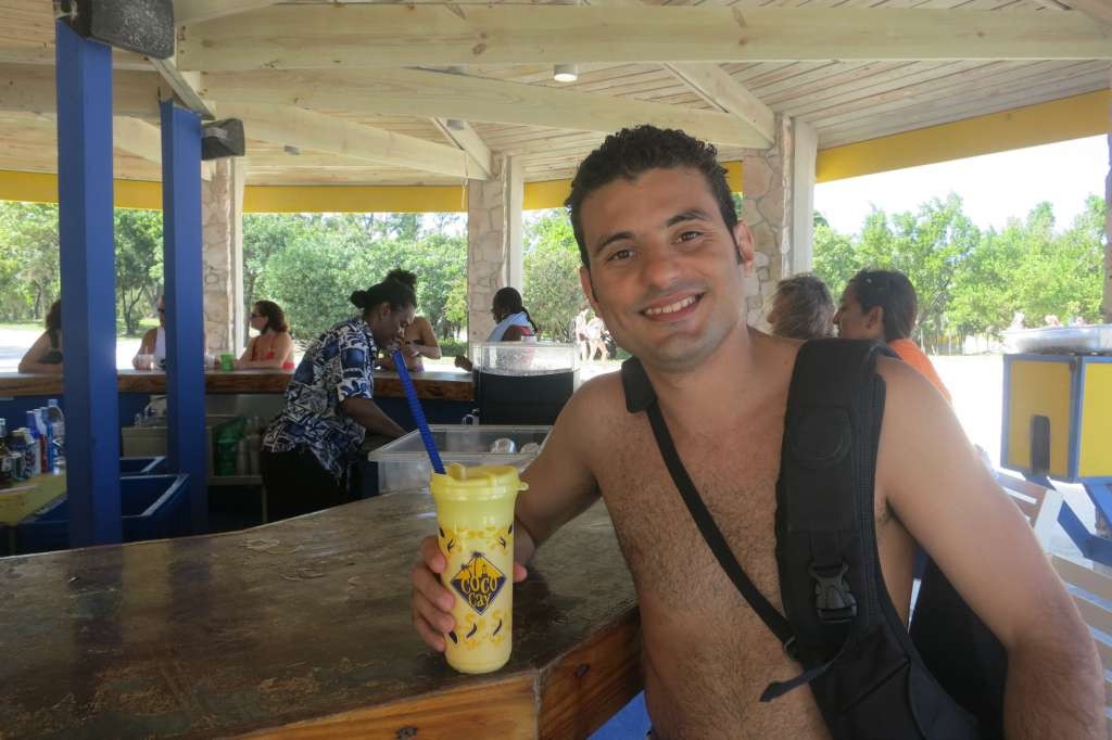 Tomando um Cocoloco no Bar de praia em CocoCay - Bahamas