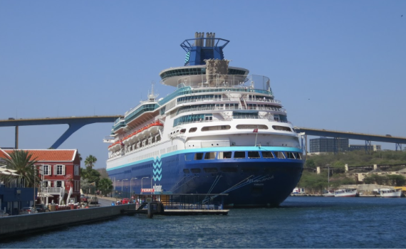 Navio Monarch atracado no porto de Curaçao